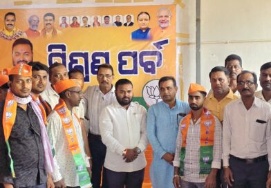 ବାଲେଶ୍ୱର ସଦର ନିର୍ବାଚନମଣ୍ଡଳୀ ବିଜେପି କାର୍ଯ୍ୟାଳୟରେ ଅନୁଷ୍ଠିତ ହେଲା ମିଶ୍ରଣ ପର୍ବ, ବିଜେଡି ଛାଡି ବିଜେପିରେ ସାମିଲ ହେଲେ ଛାନୁଆ ପଂଚାୟତର ଶତାଧିକ ଯୁବ ନେତୃତ୍ୱ